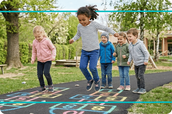 Bewegungsspiele im Kindergarten: Klassiker für Motorik, Gruppe und draußen - Bewegungsspiele im Kindergarten: Klassiker &amp; Ideen | Edeline-Kidz
