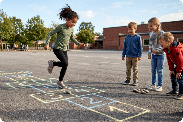 Hüpfspiele Kinder draußen