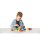 Kind mit Holzschrauben und Muttern