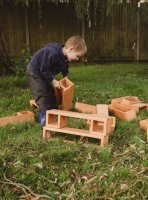 Kinder stapeln die Holzbausteine zur Wand