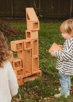 Kinder stapeln die Holzbausteine zum Turm