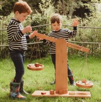Outdoor Holzwaage mit Kindern