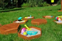 Outdoor Holzwaben auf der Wiese