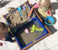 Outdoor Sandkasten-Matschtisch auf Rollen