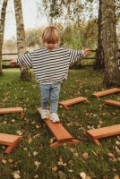 Outdoor Balancierbalken mit Kind