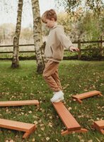 Outdoor Balancierbalken mit Junge