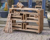 Wagen mit Baublocks vor Kindergarten