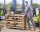 Mann schiebt Wagne mit Baublocks