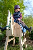 Holzpferd Outdoor mit Kind