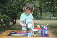 Outdoor Tisch, transparent Junge steht