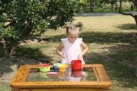 Outdoor Tisch, transparent Maedchen malt