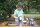 Outdoor Tisch, transparent Junge steht
