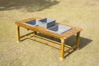 Outdoor Sand- und Wassertisch auf Wiese