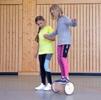 Pedalo Pedasan 22 mit Kindern Sporthalle