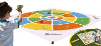 XXL Kick & Darts Kind beim Werfen
