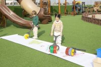 Kinder malen mit Riesen-Farbrollern