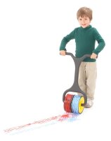 Kind mit Riesen-Farbroller
