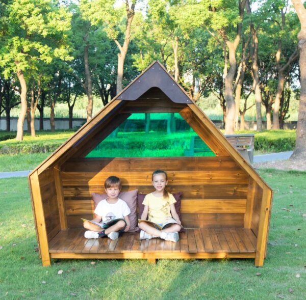 Outdoor Wanderh&uuml;tte mit Farbfenstern