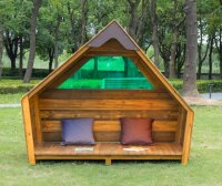 Outdoor Wanderh&uuml;tte mit Farbfenstern