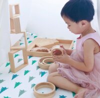 Kind spielt mit Bausteinen