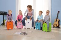 Kinder machen Musik mit dem Cajon