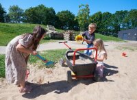 Surfer Boat Winther im Sand