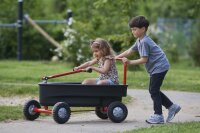 Surfer Boat Winther Kind schiebend