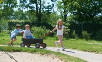 Surfer Boat Winther Kinder rennend