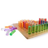 Bunte Acrylzyliner in der Holztafel