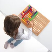 Kind spielt mit Stecktafel und Acrylzylinder