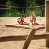 Sandkasten Robinie mit 2 Kindern