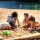 Sandkasten Robinie mit Kindern