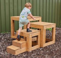 Outdoor Riesentreppe Kind aufsteigend