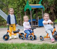 Kindergruppe mit Toptrike Fahrzeugen
