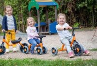 mehrere Kinder mit Toptrike Fahrzeugen