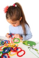 Kind spielt konzentriert mit Rechenraupe